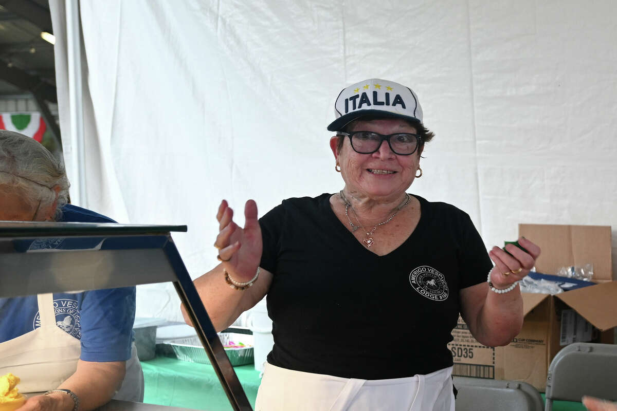 Il Danbury Italian Festival si è svolto dal 5 al 7 agosto 2022 presso l'Amerigo Vespucci Lodge di Danbury.  I frequentatori del festival hanno apprezzato l'intrattenimento dal vivo e il cibo tradizionale italiano.  hai visto?