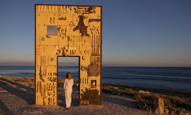 Jose Nicolini, ex pioniere di Lampedusa, accanto a un monumento all'artista italiano Mimo Palladino dedicato alla memoria di quei migranti che hanno perso la vita mentre cercavano di raggiungere l'Europa.