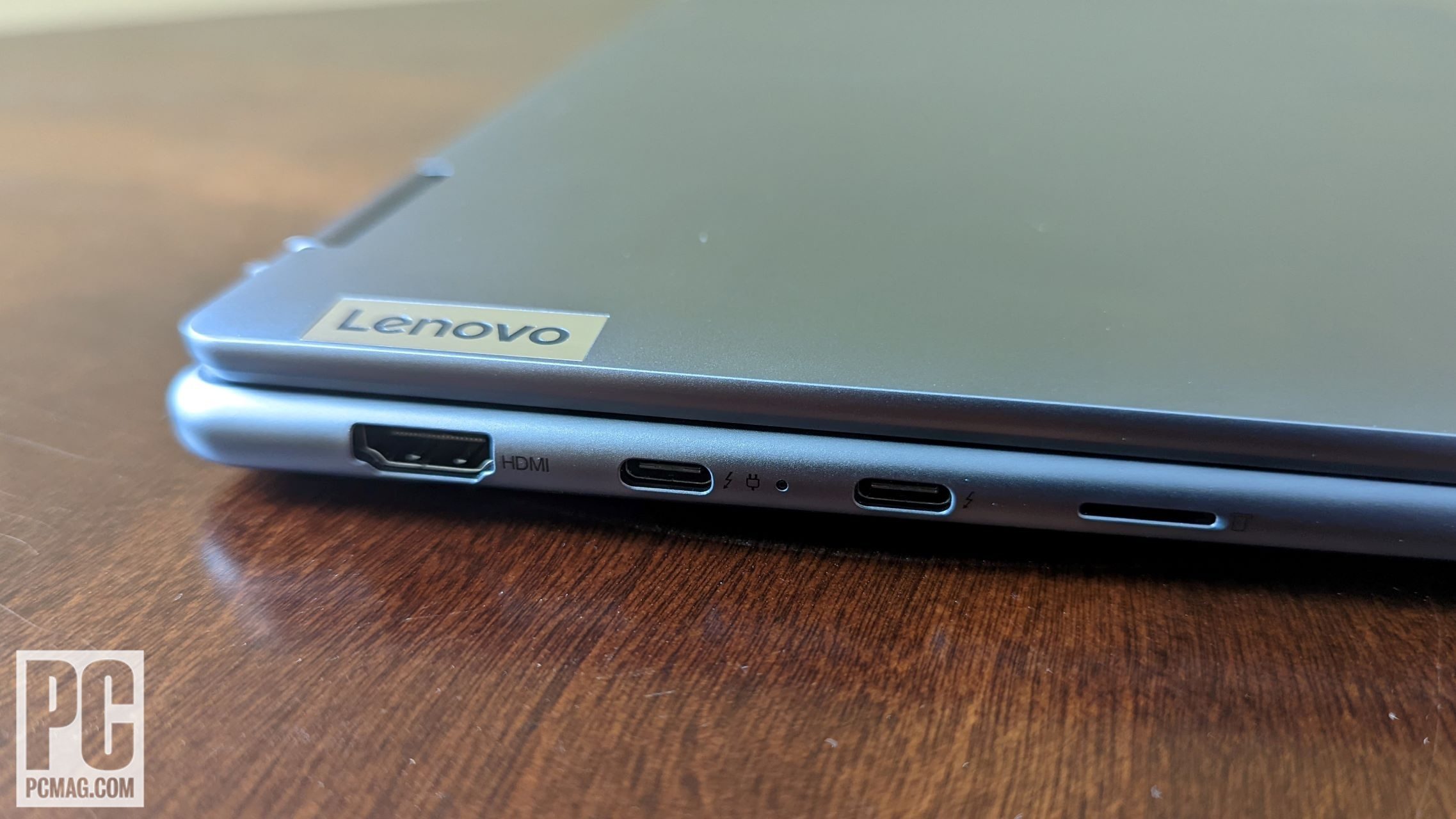 Porte di sinistra di Lenovo Yoga 7i 14 Gen 7 (2022).