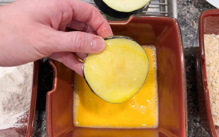 Passate le fette di melanzana nelle uova sbattute