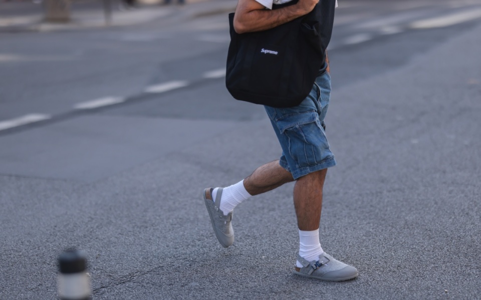 Scarpe, sandali e calzini, forse il trend più divisivo della moda