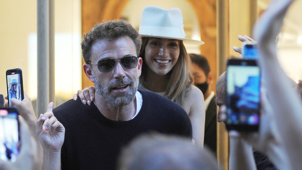Jennifer Lopez e Ben Affleck hanno notato lo shopping durante la loro luna di miele italiana