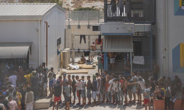 Sovraffollamento nelle strutture profughi di Lampedusa.