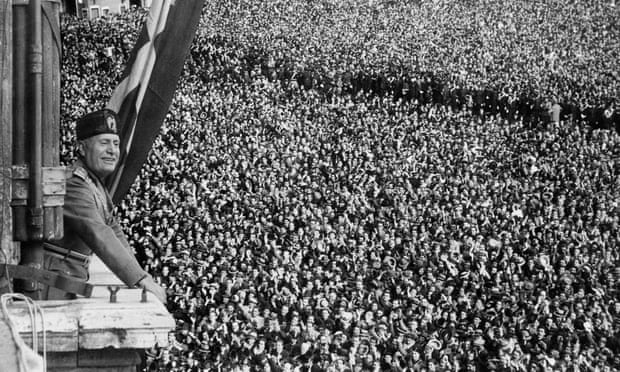 Benito Mussolini si rivolge alla folla a Palazzo Venezia a Roma nel 1936.