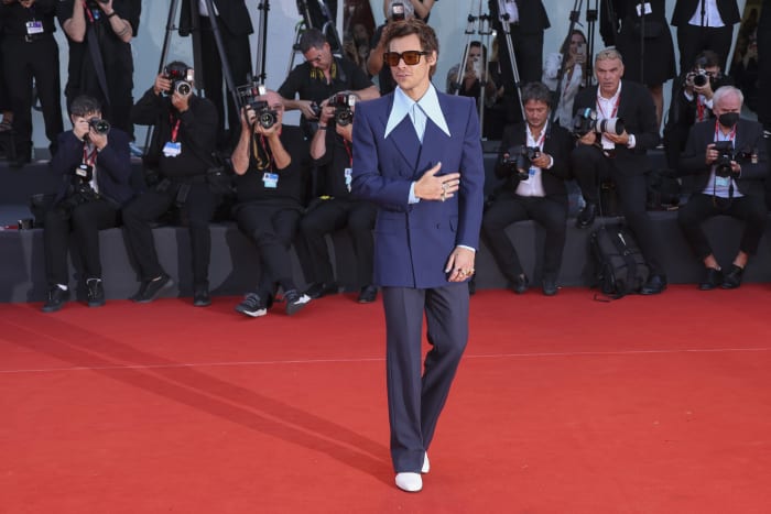Harry Styles si è evoluto da icona del cuore a icona della moda