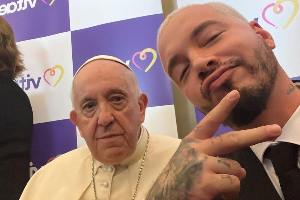 J Balvin si coccola e posa per un selfie con papa Francesco durante il vertice