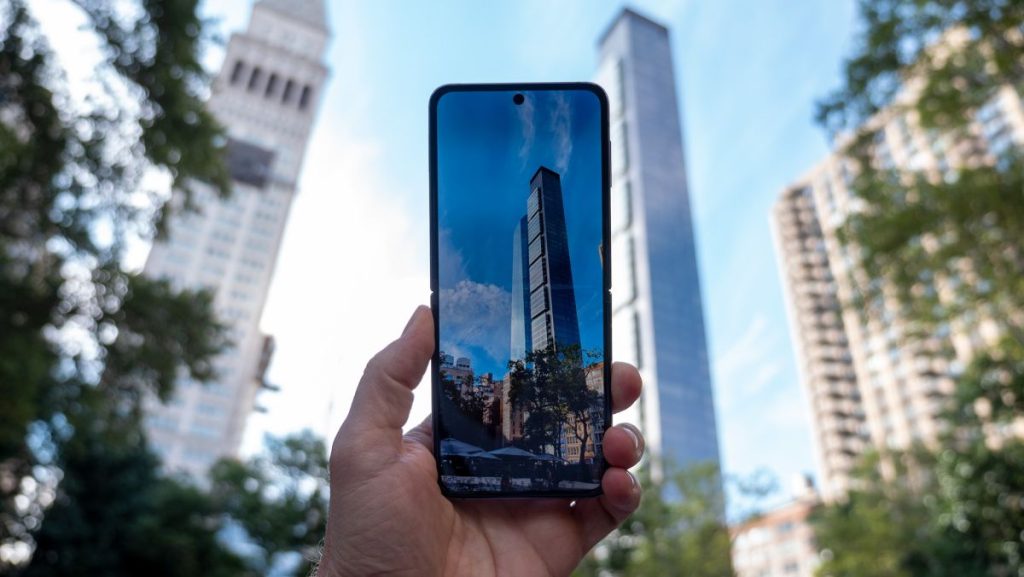 Looking at a photo taken of a skyscraper on the Samsung Galaxy Z Flip 4