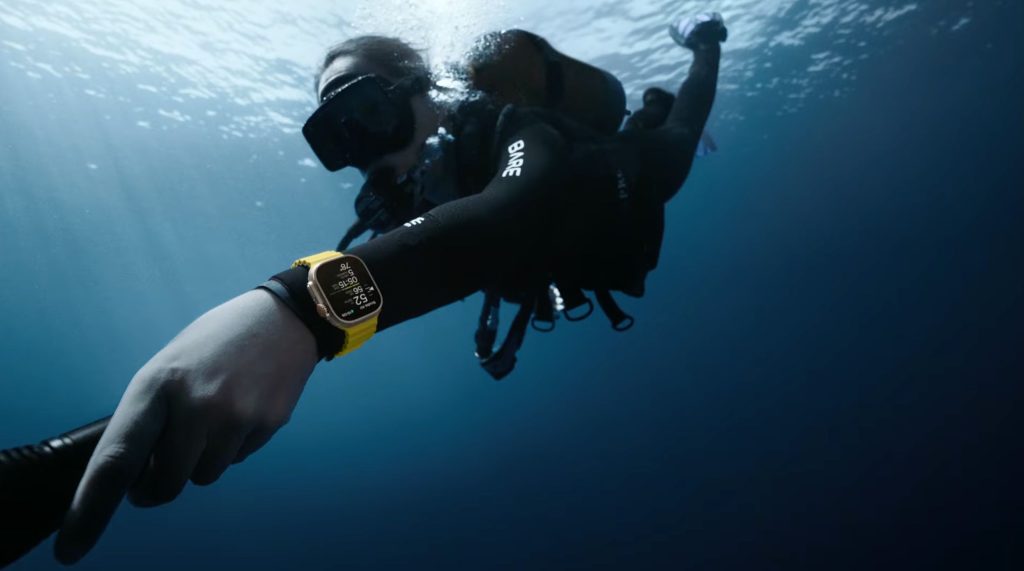 YouTuber dimostra l'app Ultra Depth di Apple Watch nella sala prove subacquea