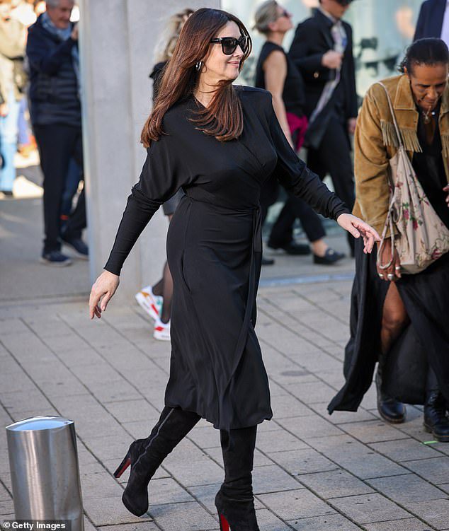 Strutt: Sabato l'attrice italiana ha indossato grandi occhiali da sole neri sugli occhi sotto il sole francese