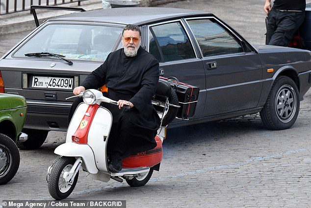 Russell Crowe punta a tornare in cima alle classifiche ¿ dopo aver girato in moto per la Città Eterna per il suo ultimo ruolo di esorcista in Vaticano