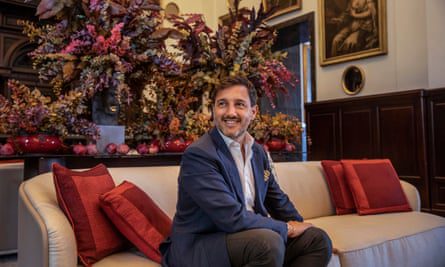 Lorenzo Maraviglia, direttore generale del San Domenico Palace, seduto in uno dei salotti dell'hotel.