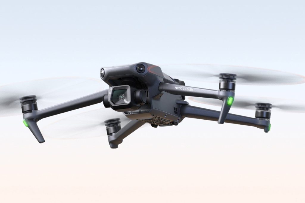 DJI lancia il Mavic 3 Classic, un drone di punta "relativamente conveniente" con una fotocamera Hasselblad