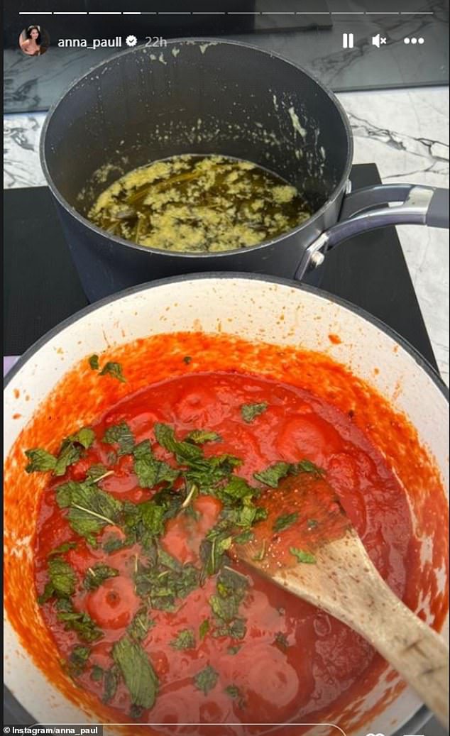 Poi ho condiviso una foto di salsa di pomodoro con aggiunta di menta e un piatto di burro fuso con altre erbe aromatiche