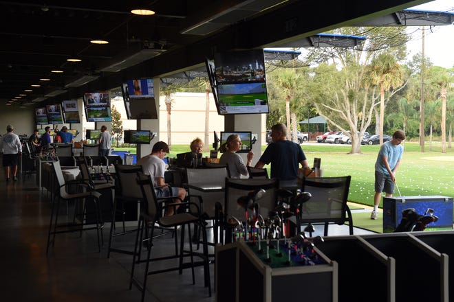 BigShots Golf a Vero Beach offre un drive-through a due piani dove i clienti possono ordinare cibo e bevande da un ristorante con servizio completo e due bar.