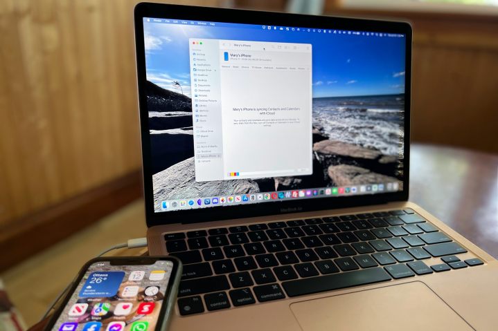 Il tuo Mac può essere collegato al tuo iPhone tramite un cavo USB.